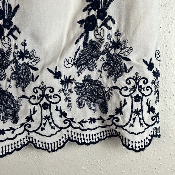 Sweet wanderer embroidered top size S scalloped cap sleeves tie front - Picture 5 of 7